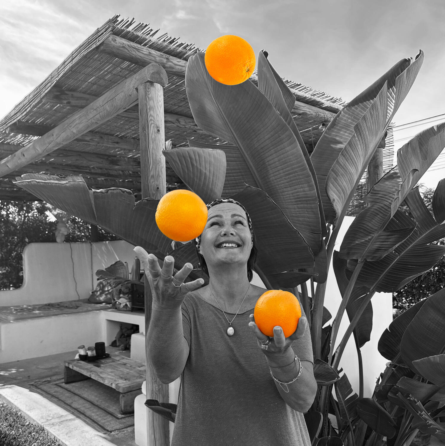 Jacqueline Bastiaansen jongleert met drie sinaasappels, wat haar creativiteit en expertise in merkstrategie weerspiegelt. Als ervaren merkstrateeg bij Yellow Orange Agency heeft ze gewerkt met toonaangevende merken zoals Greenchoice, KPN, Volkswagen en mee